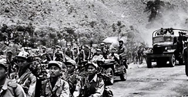 1951年，朝鲜战场，运输兵宋惠国看错路标，一脚油门把卡车开进了美军营地。想倒车