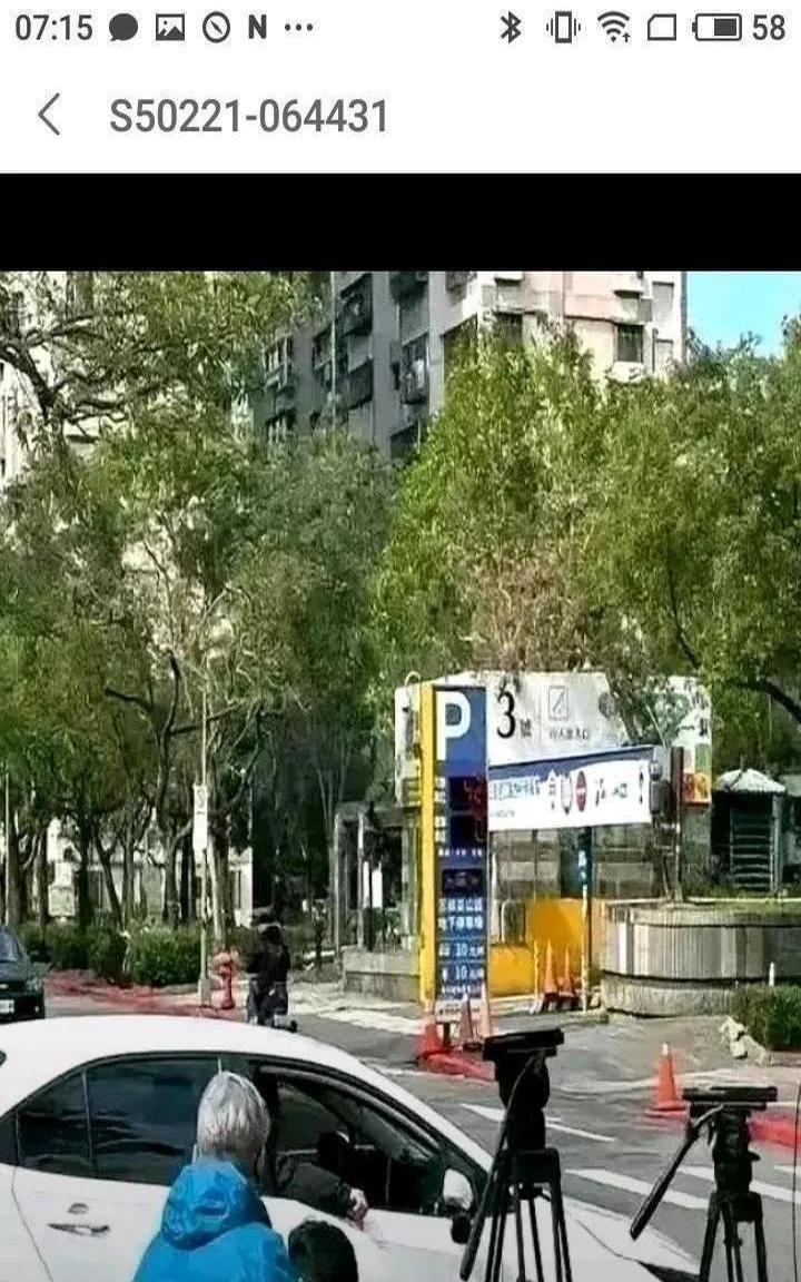 小S携六人律师团队突袭大S家中取走三箱文件，现场监控视频显示装文件铁盒边角甚至被