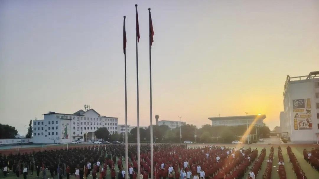 以国旗之名 赴青春之约 以班级之荣 筑爱国之基——忻州三中第四周升旗仪式