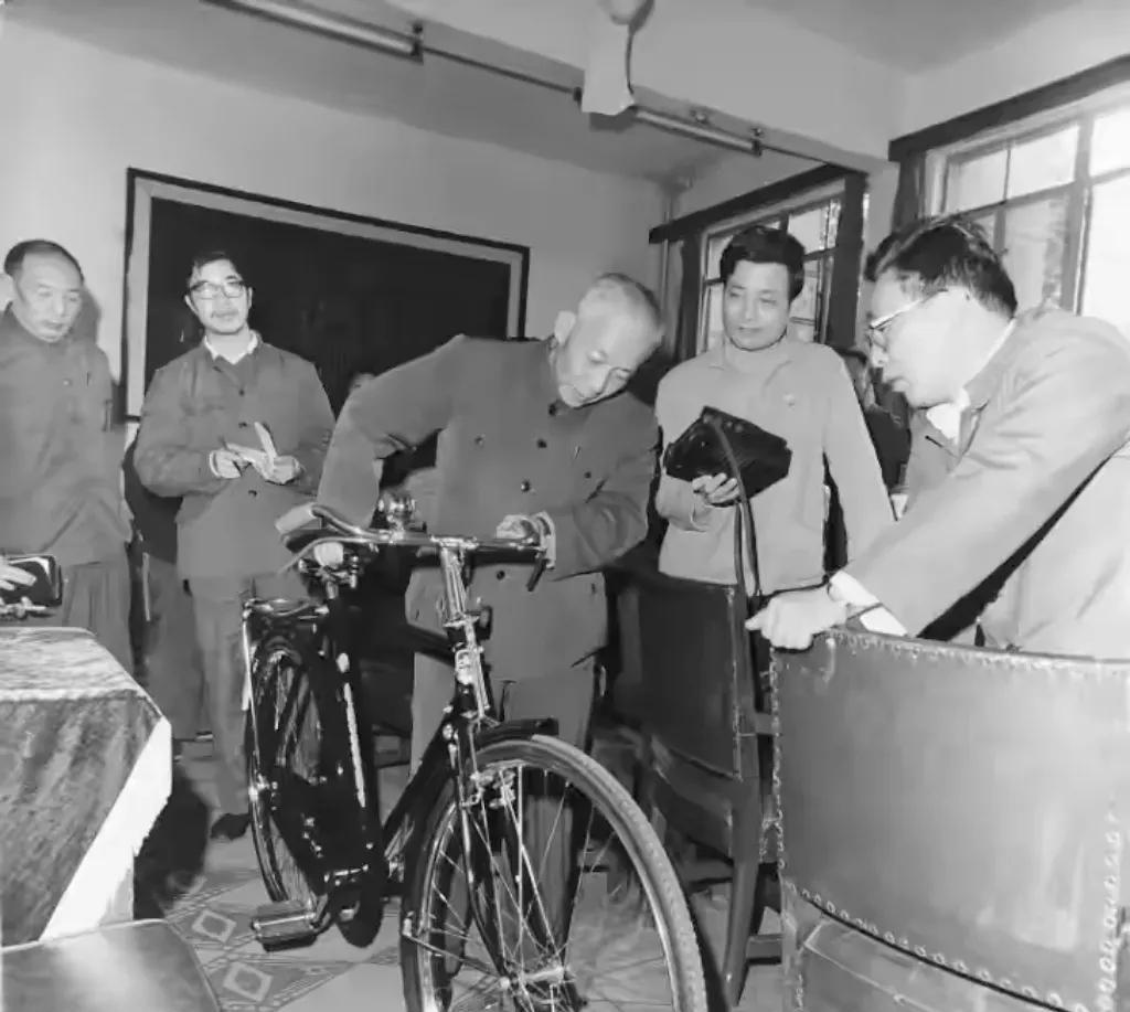 看到这张1981年的老照片，心里一下就暖起来！上海自行车厂厂长王元昌俯着身子，给