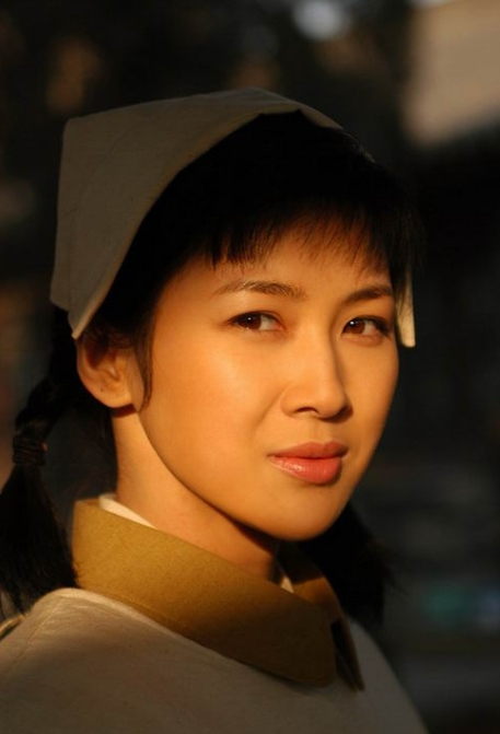 2011年，身家50亿的温州首富周旭辉，看上了“李云龙”饰演者的老婆童蕾。在金钱
