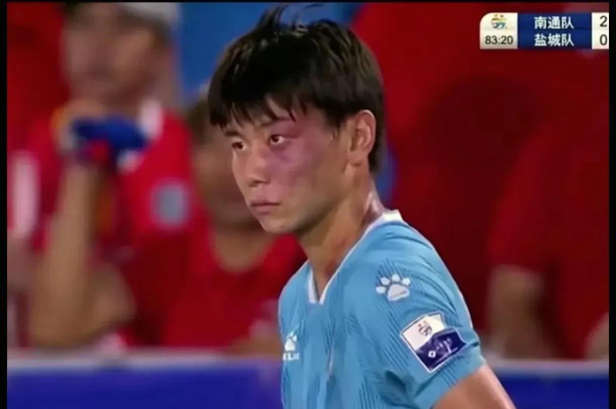 如果不是看到右上角有南通、盐城4个字，我还以为中国男足终于找到了一个有血性的球员