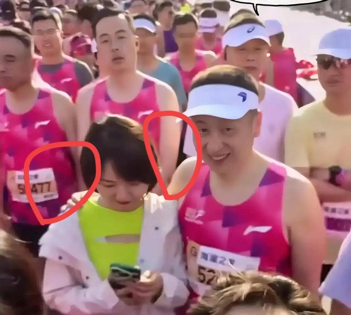无锡马拉松的内情，有了新发现：仔细观察，那位老先生身后的跑者，都保持着相当的距离