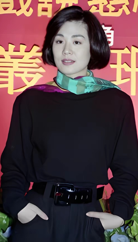 她是八十年代中国影坛，最为耀眼的“五朵金花”之一。其相貌出众，气质如兰，令人难忘