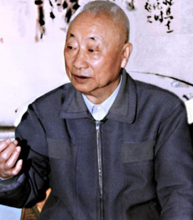 1949年冬天，地点是湖北省徐家河村的一户破败的小院子门外，此时有穿着军装的人在