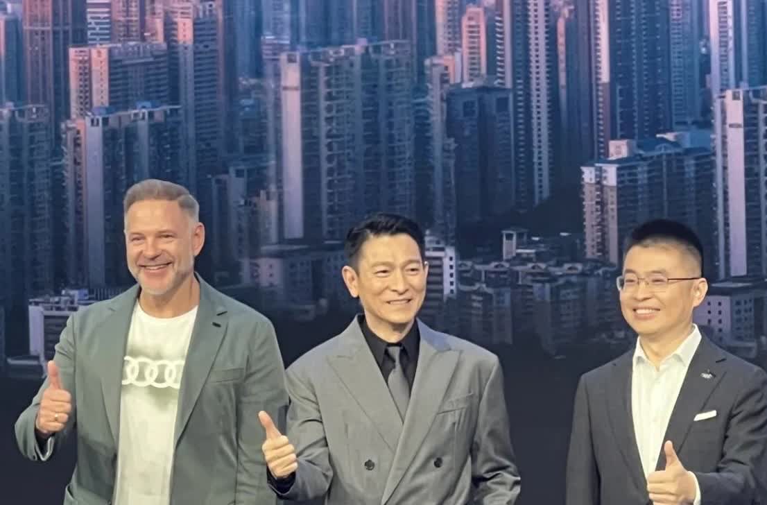 2025粤港澳大湾区车展上，刘德华真的来啦！他穿着西装往奥迪展台上一站，现场观众