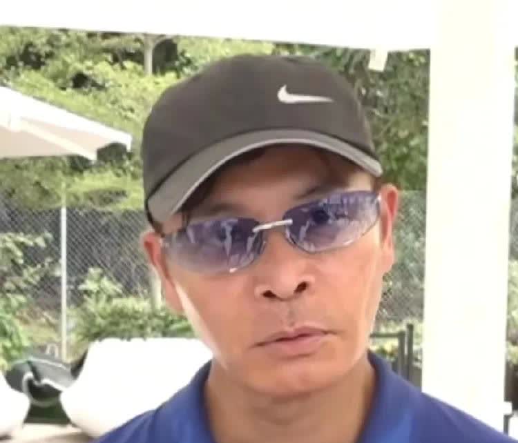 香港男星郭晋安，六十岁离婚，和姐姐创立公司敲鼓上市，最近老相百出，面部凹陷，面相