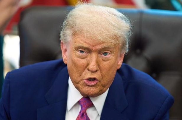 特朗普这是疯了，想靠一纸关税通牒就让中俄断油？简直是掏出锈刀想剖山，霸气没学到半