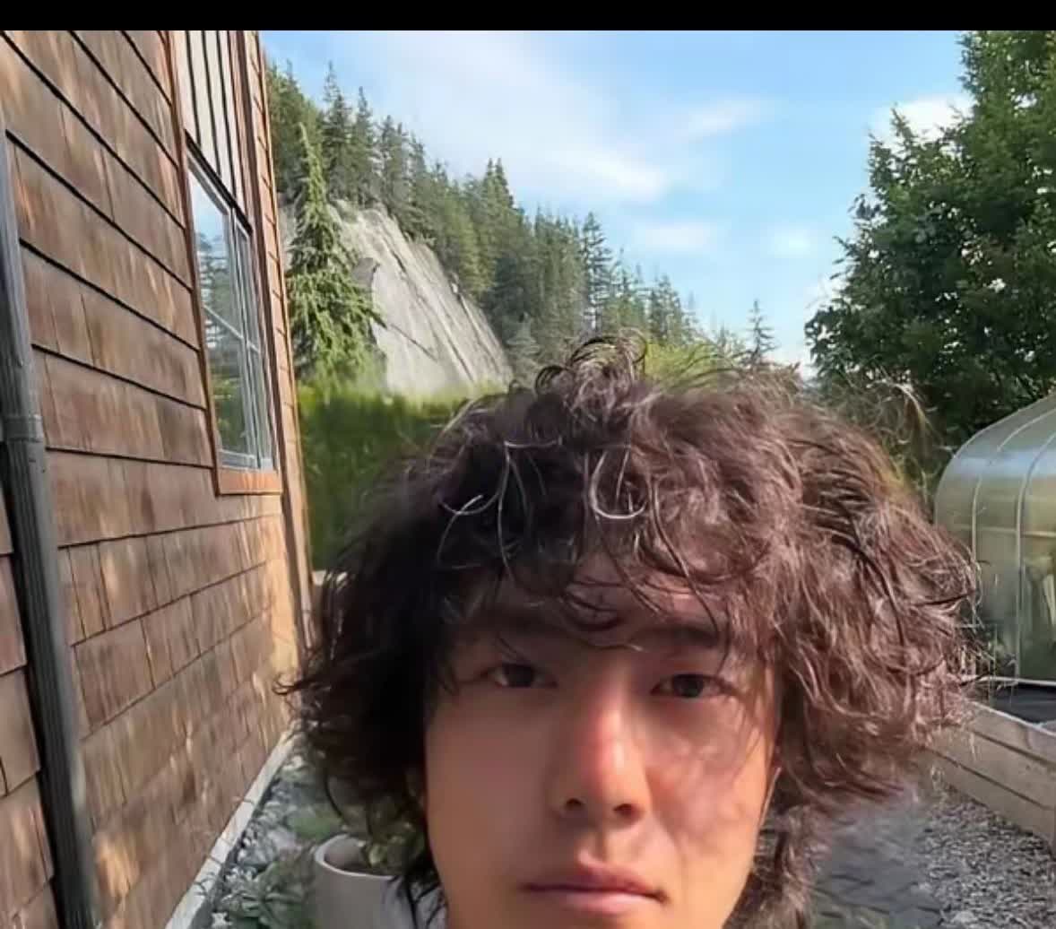 王一博最近在干什么啊？
要不是我多看了一眼
还以为是哪个流浪汉
他这是不把