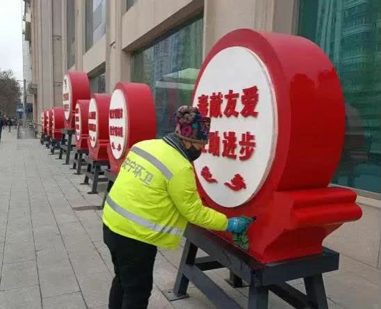 清洗城市家具，雕琢城市颜值

        为进一步提升城市形象，为市民创