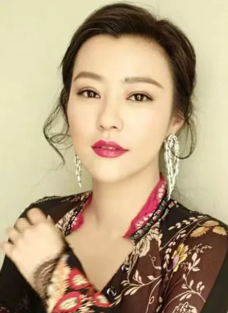 2010年，海岩经典剧《永不瞑目》翻拍，男女主角分别是郭家铭和郝蕾，可刚开拍没多
