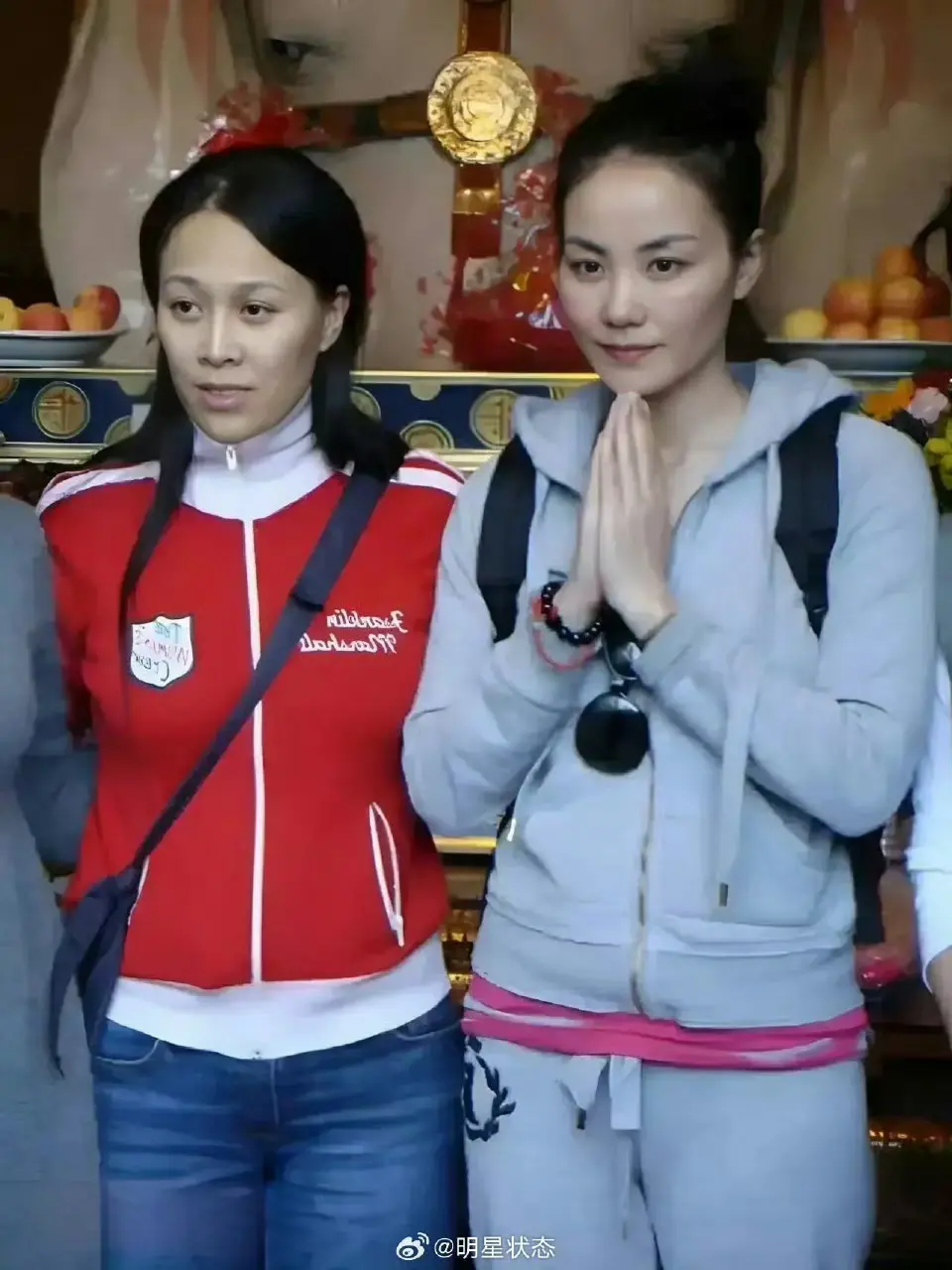王菲旁边站的是谁？你认识吗？