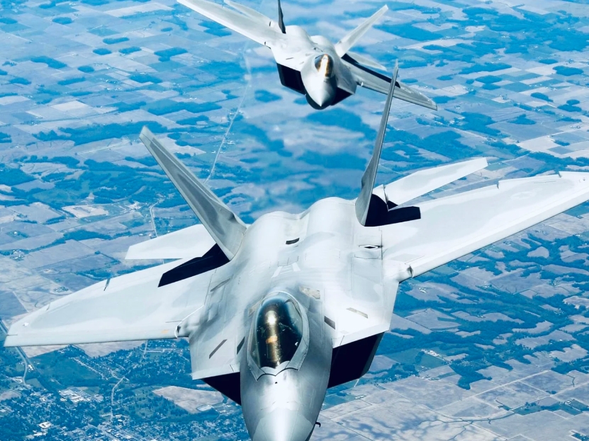 F-22猛禽（F-22 Raptor）是由洛克希德·马丁公司制造的一款第五代隐形