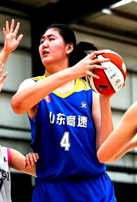 女篮热身赛，我妈也看了直播

她突然笑出声：“中国队咋派个大人跟一群小孩比赛呀！