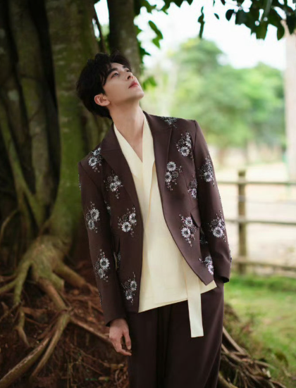 这是什么神仙跨界！陈星旭放弃内卷当农场主理人，棕色绣花西装造型绅士感拉满，在晨昏