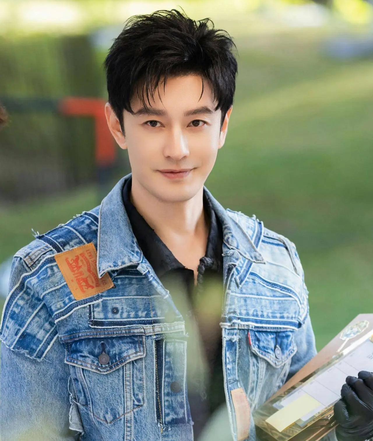 黄晓明说，我就是因为英语被人嘲笑，所以特意挑了一个英语老师的角色，拍这个戏的前一