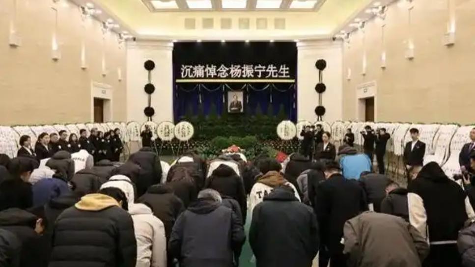 百岁科学巨匠杨振宁告别仪式：八宝山外排数十米长队，群众含泪相送