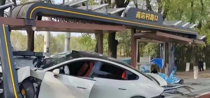 【不得不说小米汽车够硬】
第一图：小米汽车硬刚公交站，把坚固的公交站撞得摇摇欲