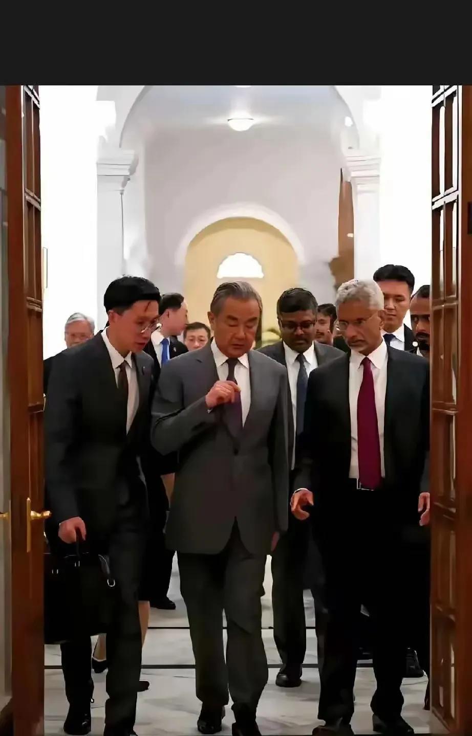 不知道大家有没有发现：为什么东大去一趟印度，印度高层其实态度是谦和礼貌和真诚的。