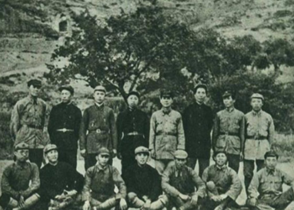 红军时期，解放军较早成立的11个兵团，司令员和政委都是谁？授予什么军衔？
20世