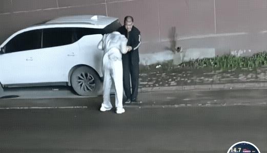 女子喝断片了，好心男子送她，好似送了几个小时才把她送回家，10元的打车费也没有要