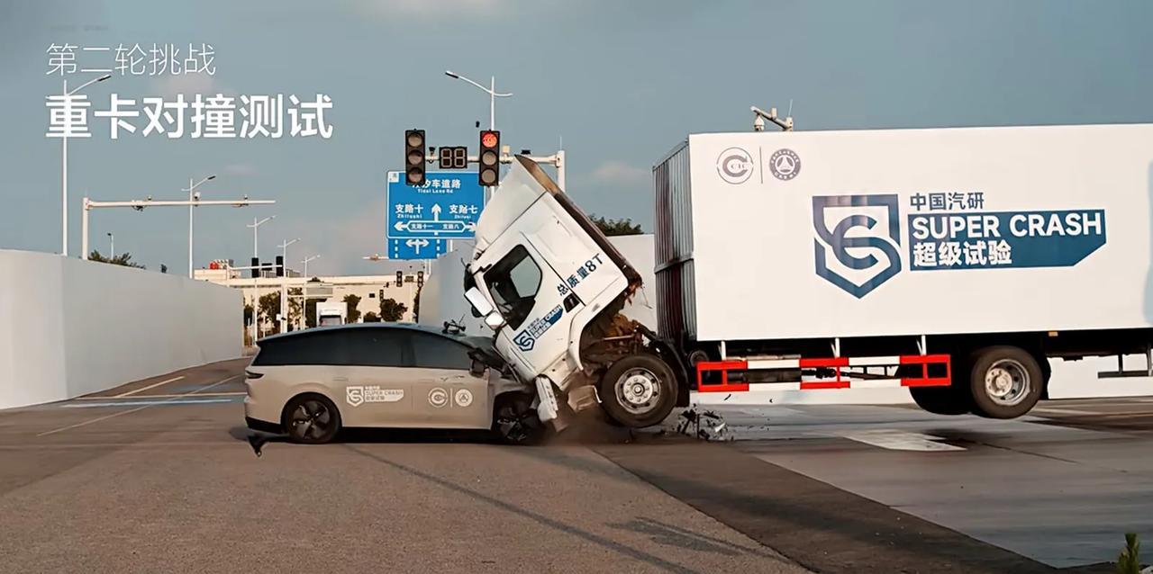 理想道歉！赢了对撞却翻车了！
蹲了一周，理想i8和乘龙重卡的后续终于来了，8月6