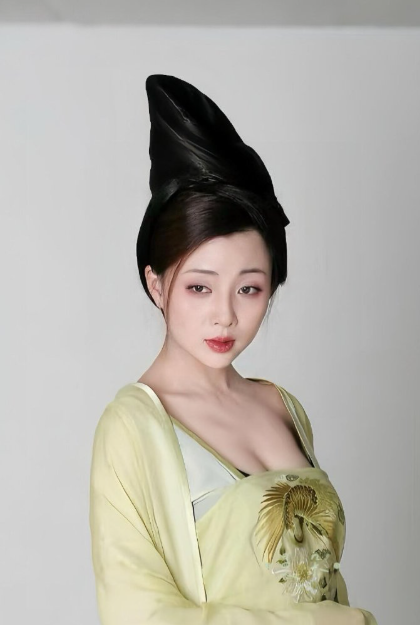 殷桃真人如其名，像颗粉嫩的水蜜桃！​​​