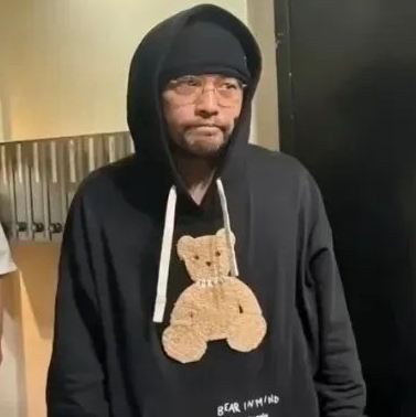 周杰伦患病多年，享受到了有钱的痛苦。
都说他是音乐才子，出道后创作才华一浪高过一