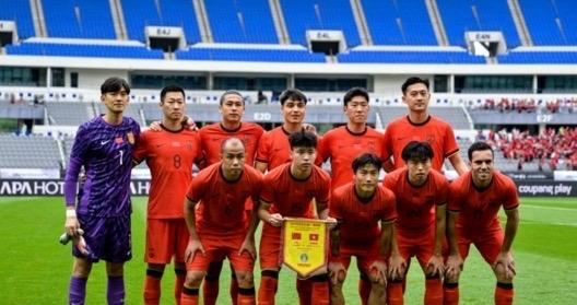 球员家人也骂？
真当球场没人管了！
天津看台扩音器对准韦世豪：脏话连父母都不放过