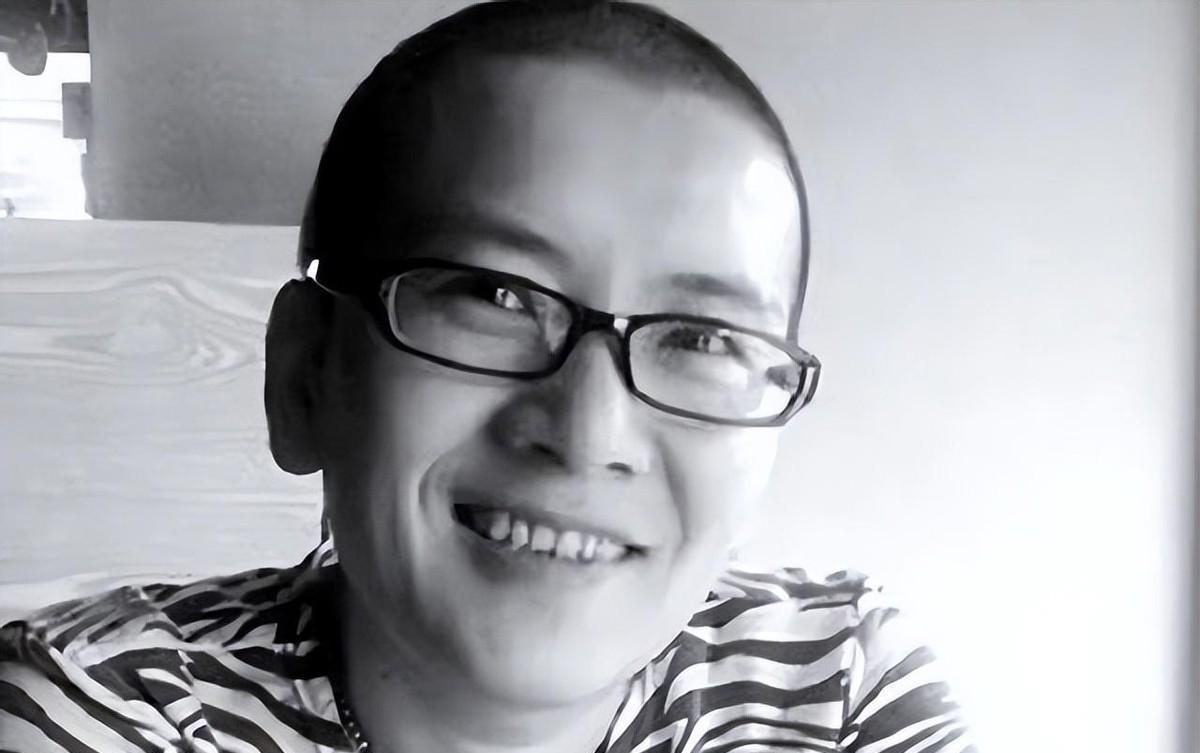 耿兰俊从小就觉得自己跟别的女孩不一样。她不喜欢被人说“要有个女孩样”，更不乐意因