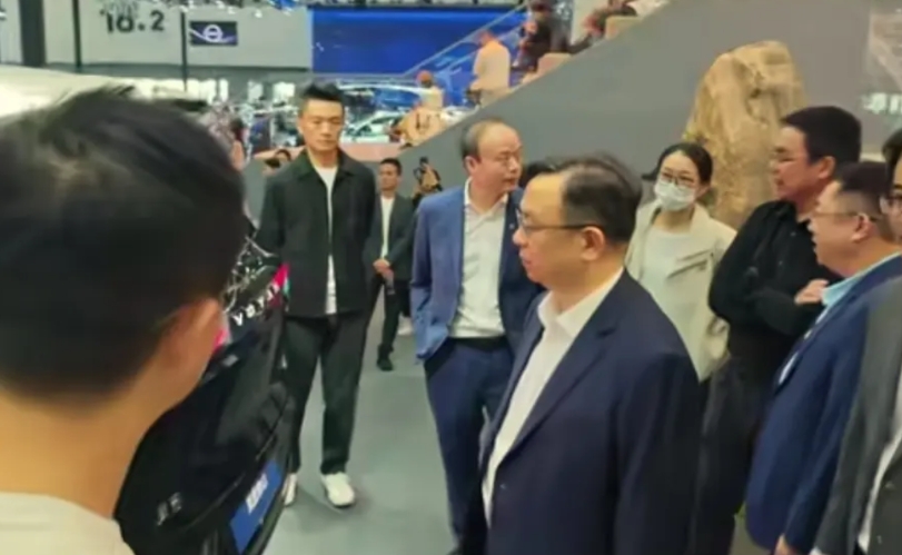 2025广州车展比亚迪董事长王传福率高管天团打卡岚图泰山展台。其实，所有的汽车品