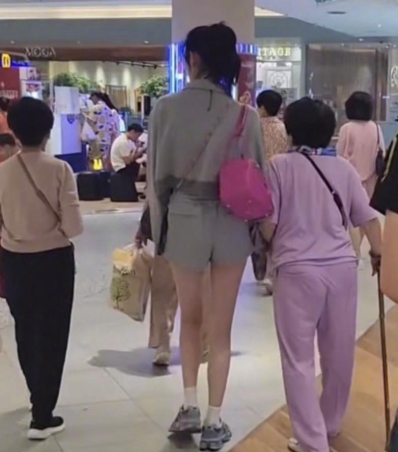 奚梦瑶大长腿很难不被注意到！