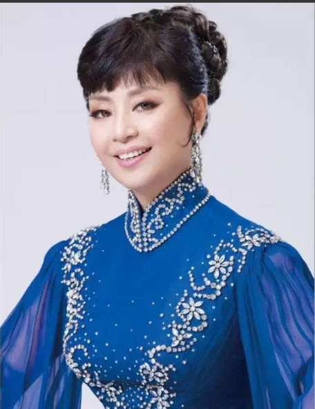 1986年，30岁的殷秀梅相亲认识了第一任丈夫程志，没想到在婚礼当天，她就已经决