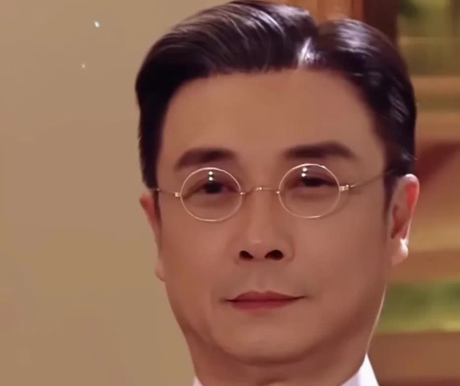 刘松仁现在好瘦好瘦，头发全白了，75岁了，是实实在在的到了古稀之年了，一代男神终