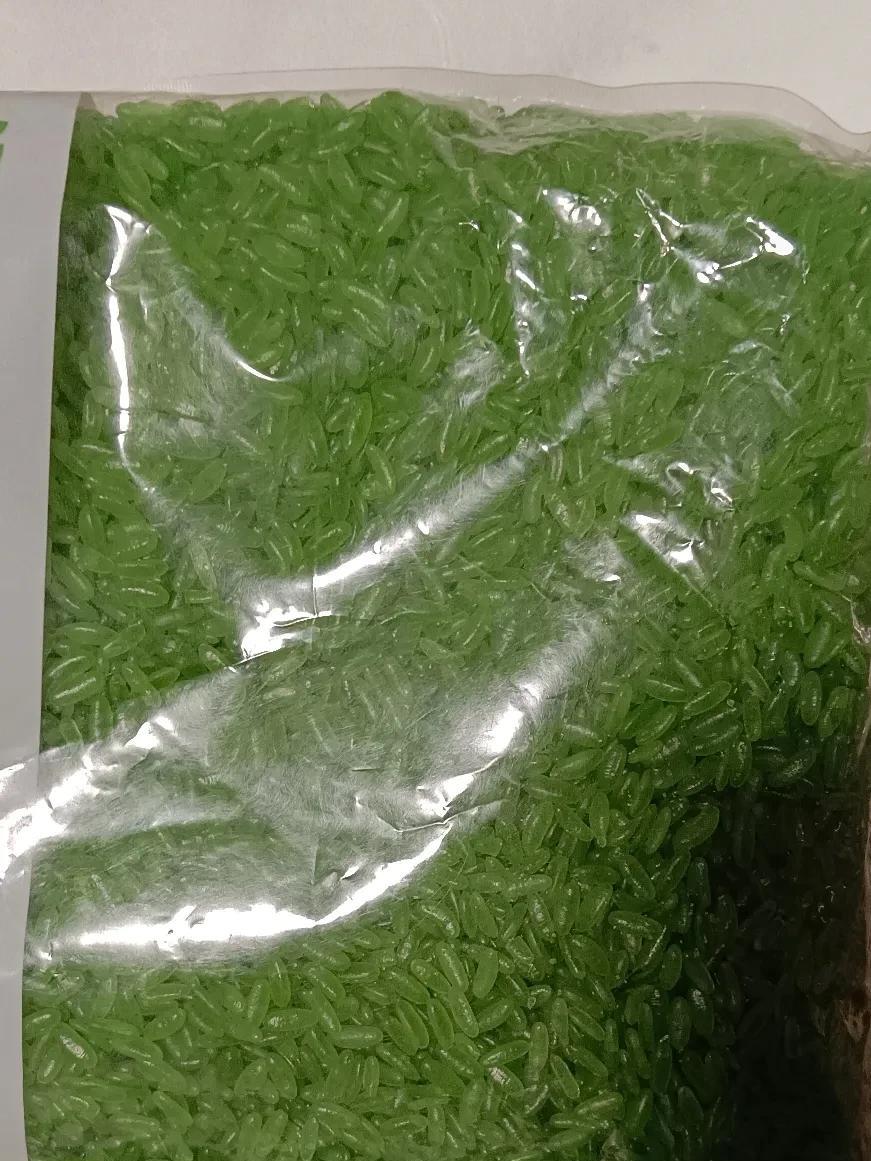 今天去超市买了一袋带颜色的大米，回家老公非要扔了。
下午逛超市，正赶上超市促销活