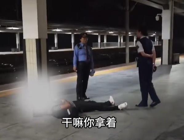 湖南，火车站内，一位男子站在列车台处候车。这时，一名男乘客跟女列车员搭讪问路，听