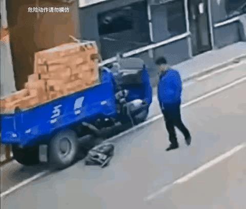 惨烈，拉砖师傅太大意自己把自己送走了。男子以拉砖赚钱养家，五征三轮出现问题，他在