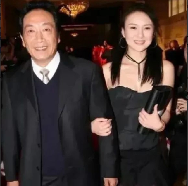 2013年，30岁的饶芯语，疯狂追求67岁的王奎荣。她对王奎荣说：车子、房子、票