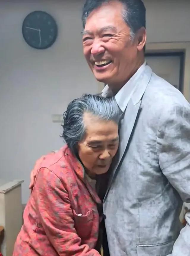 你认得这种老先生吗？他是演员，今年67岁了，他曾主演电影《元帅之死》，他曾在电视