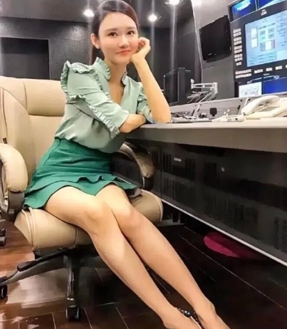龙洋的这张舞台后面的照片真的好看，鹅蛋脸，五官端庄，小脸大眼睛，肤白凝脂，看起来