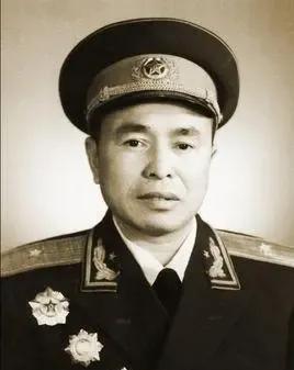 1946年，解放军五千人被三万敌军包围，旅长下令烧毁重要文件，准备拼命，谁知一个