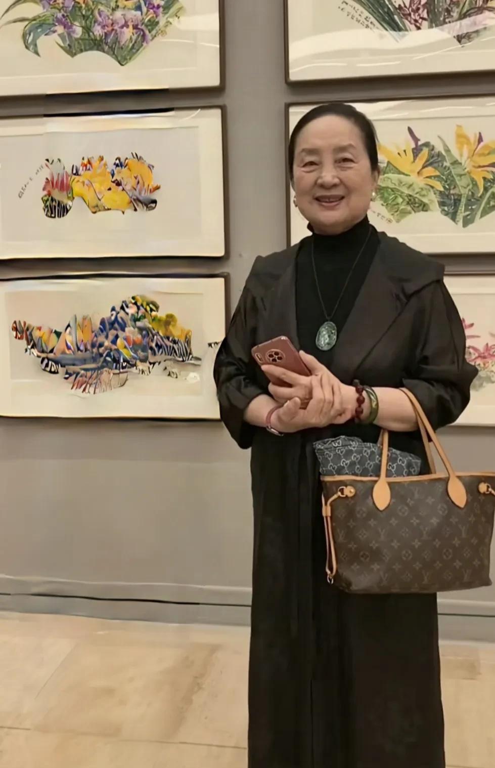 74岁的张金玲，76岁的斯琴高娃近照，就是这个年纪该有的样子。  



岁月在