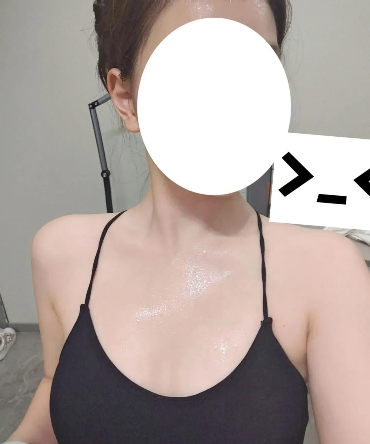 早上运动完浑身暴汗，赶紧用热水洗个澡，皮肤那叫一个光滑
挺羡慕那些平胸的，运动没