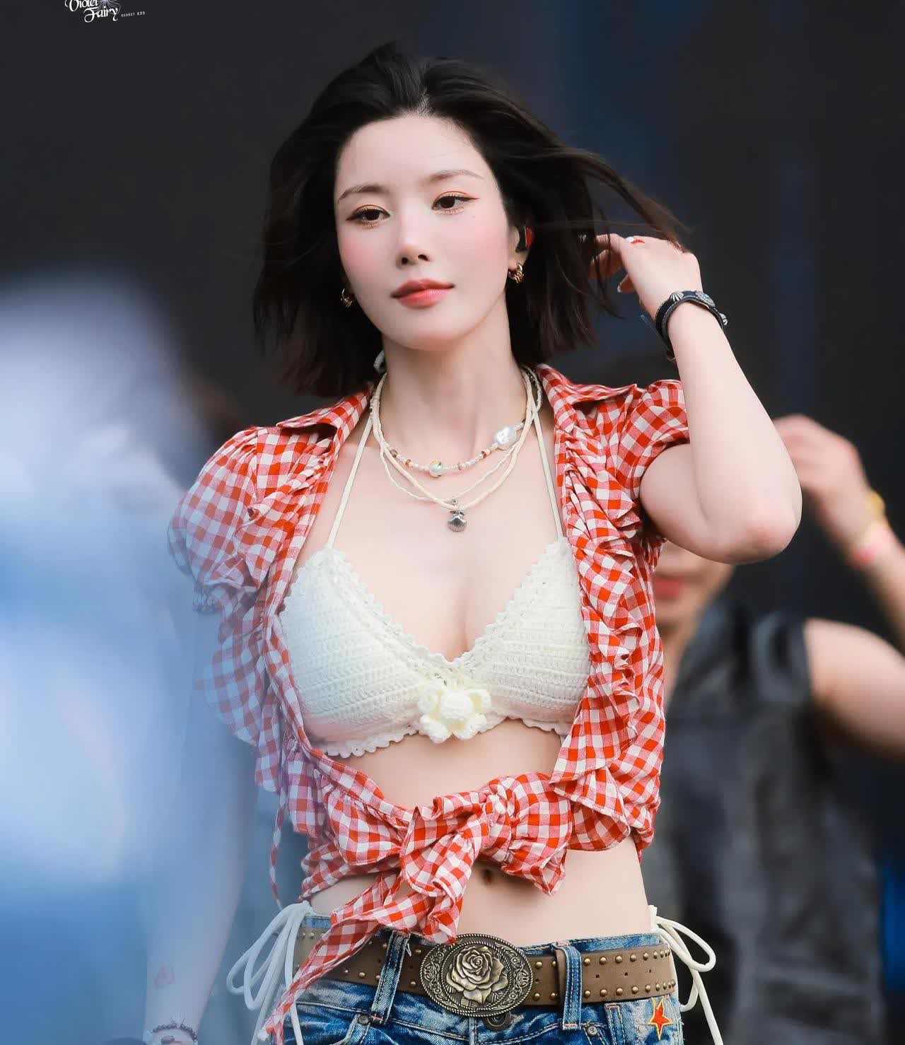韩国顶流女团成员权恩妃在音乐节上也太敢穿了吧！！！
白色蕾丝内衣，加上粉色外套