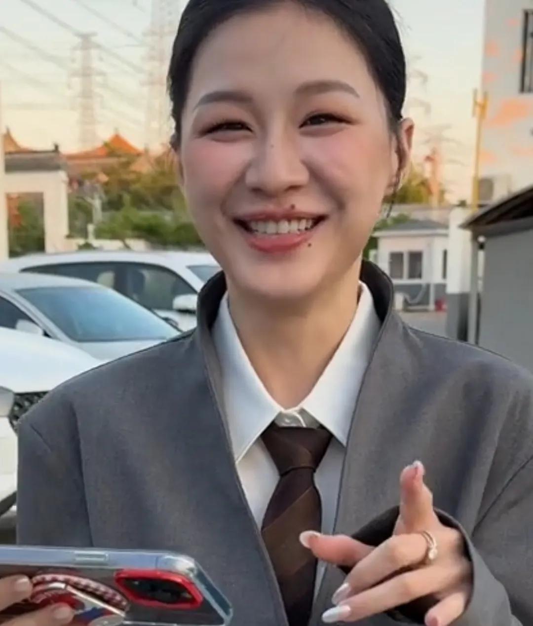 怎么不理我: 金靖唱的这个旋律到底是什么？我想不起来，我现在好难受， 真的好喜欢
