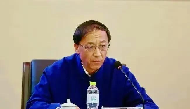 足坛反腐今日双响炮！管纪律的和管钱的，一起栽了！
今天这新闻够劲爆！中国足协管纪