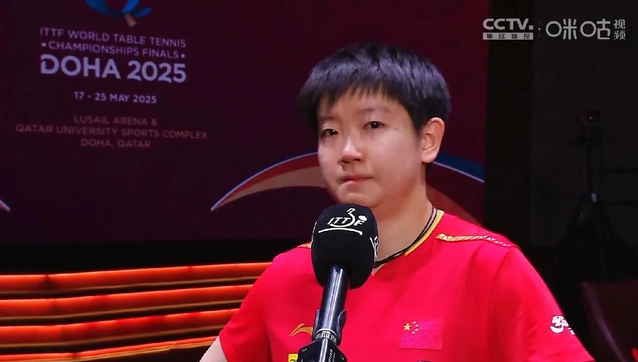 孙颖莎采访喜极而泣，
第一次看莎莎哭，
不再是赛场上的莎尘暴，
而是一个可爱的小