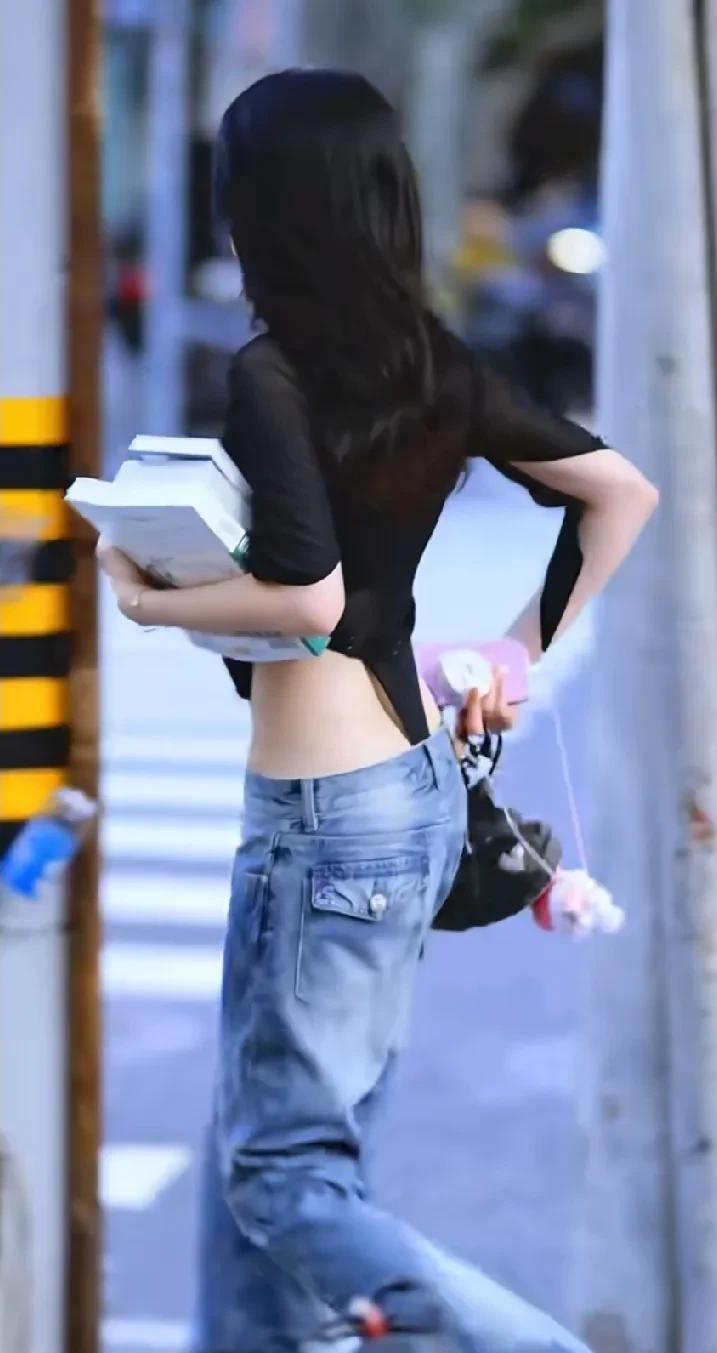 说实话我也一直好奇这种裙子咋穿上的，感觉得从下往上套或者背后有隐藏拉链？上厕所估