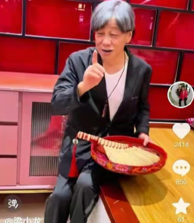 梁小龙去世前还在拍视频，累得趴在桌子上睡觉，77岁还在拼命挣钱，生前因为投资失败