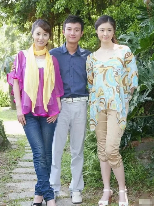 年轻时的林心如
真美呀！
那时候的脸才是真正的纯天然。
虽然透着土气，但很自然。